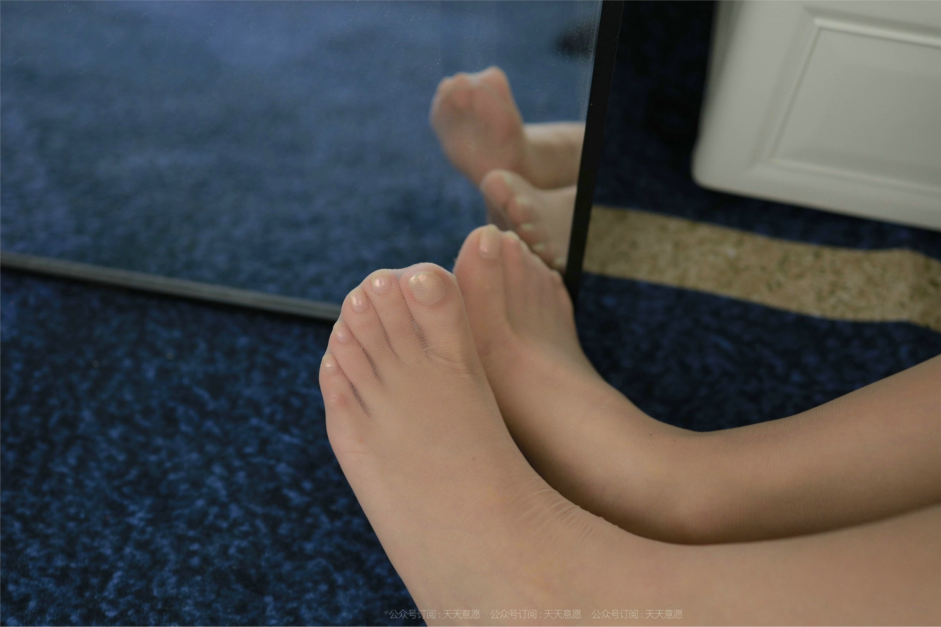 IESS异思趣向  2021.10.12 丝享家945：婉苹《姓感露肩短裙》